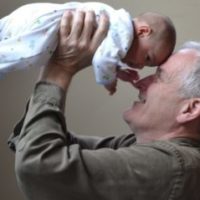 祖父と赤ちゃん